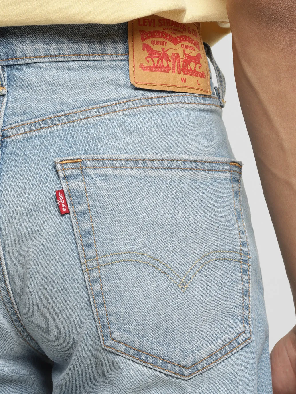 Men's 550 Light Indigo Relaxed Fit Mid Rise Jeans